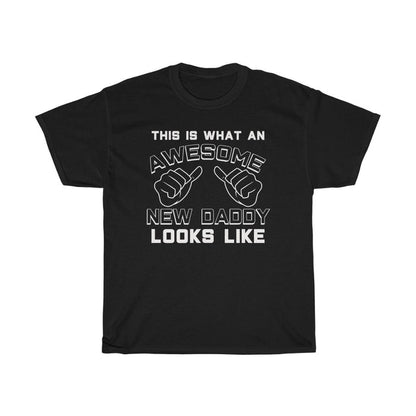 Best New Daddy Gifts: "This Is What An Awesome New Daddy Looks Like" First Father's Day Mens T-Shirt