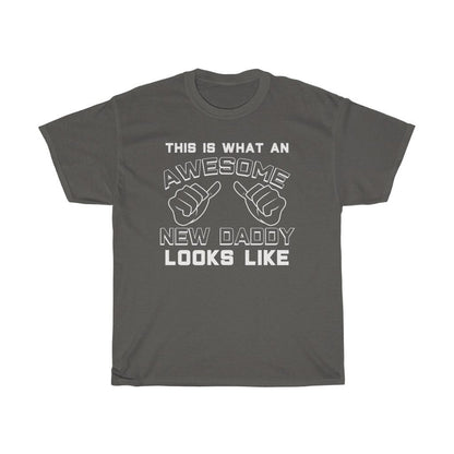 Best New Daddy Gifts: "This Is What An Awesome New Daddy Looks Like" First Father's Day Mens T-Shirt