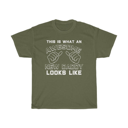 Best New Daddy Gifts: "This Is What An Awesome New Daddy Looks Like" First Father's Day Mens T-Shirt