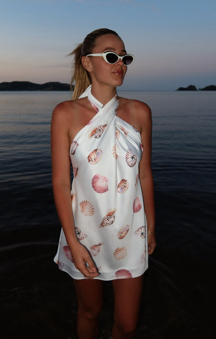 badge_model-wears-size-s