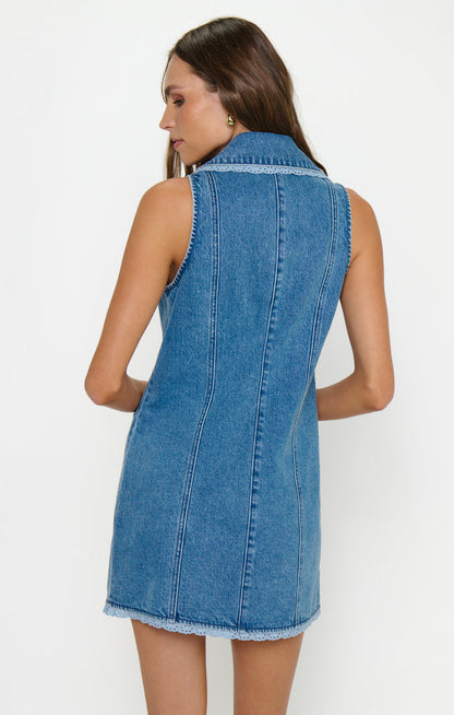 badge_model-wears-size-s
