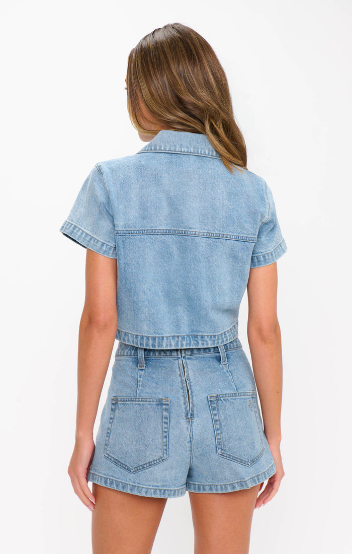 badge_model-wears-size-25