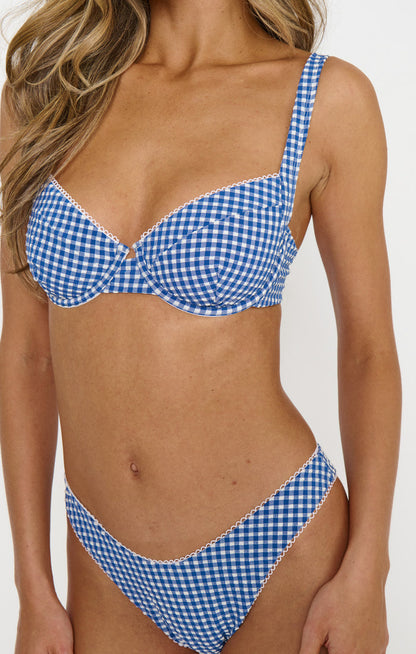 badge_model-wears-size-s